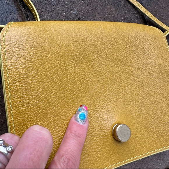 EUC Lindquist Object Ray crossbody in Chartreuse - Picture 3 of 10